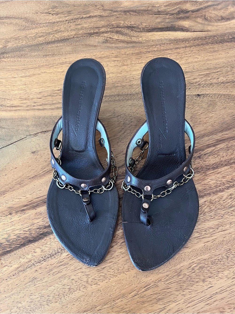Singerson Morrison brown leather front strap w/metal chain covered kitten heel 7
